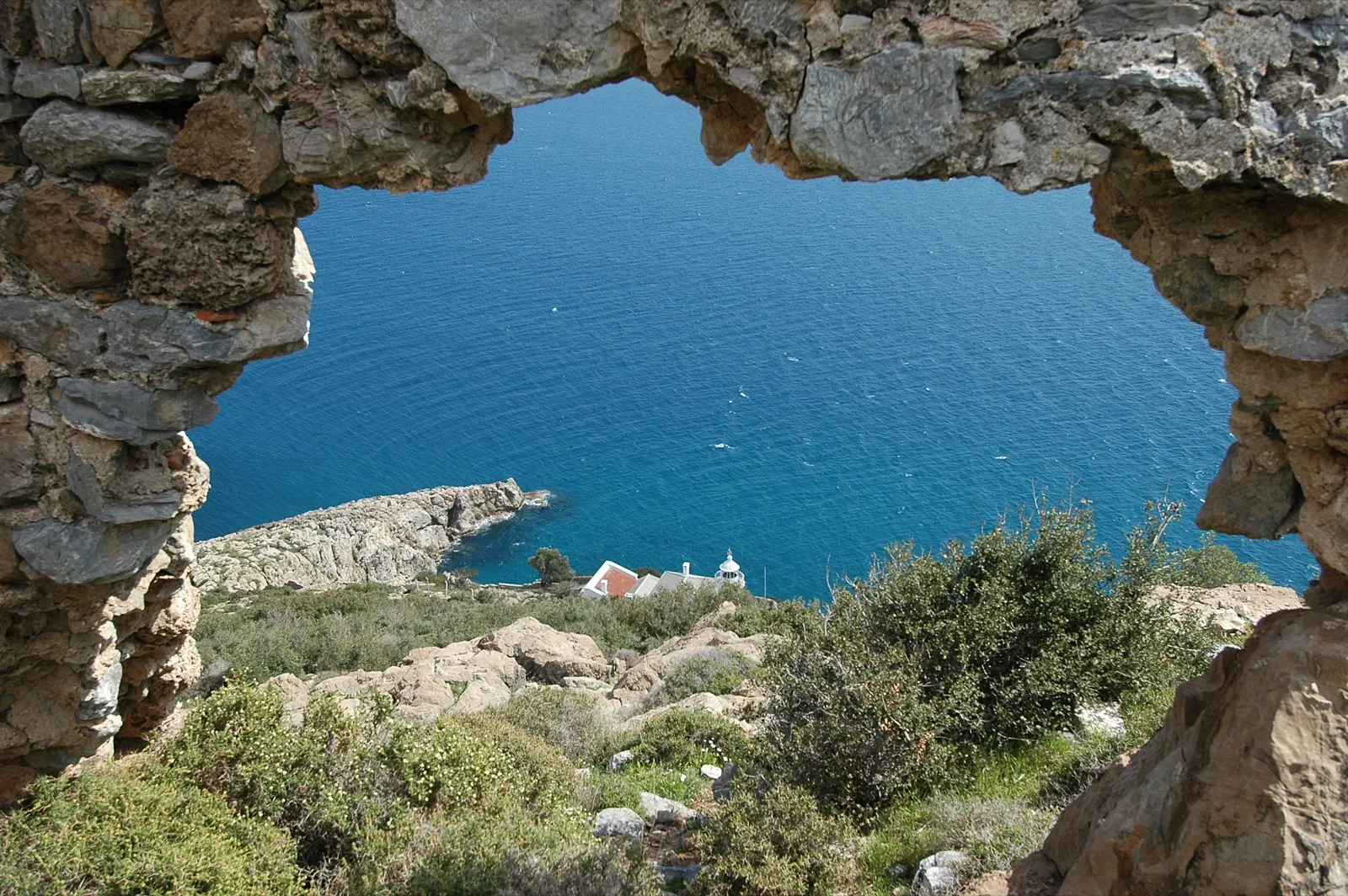 Leuchtturm von Anamur und Meerblick durch die Festungsmauer