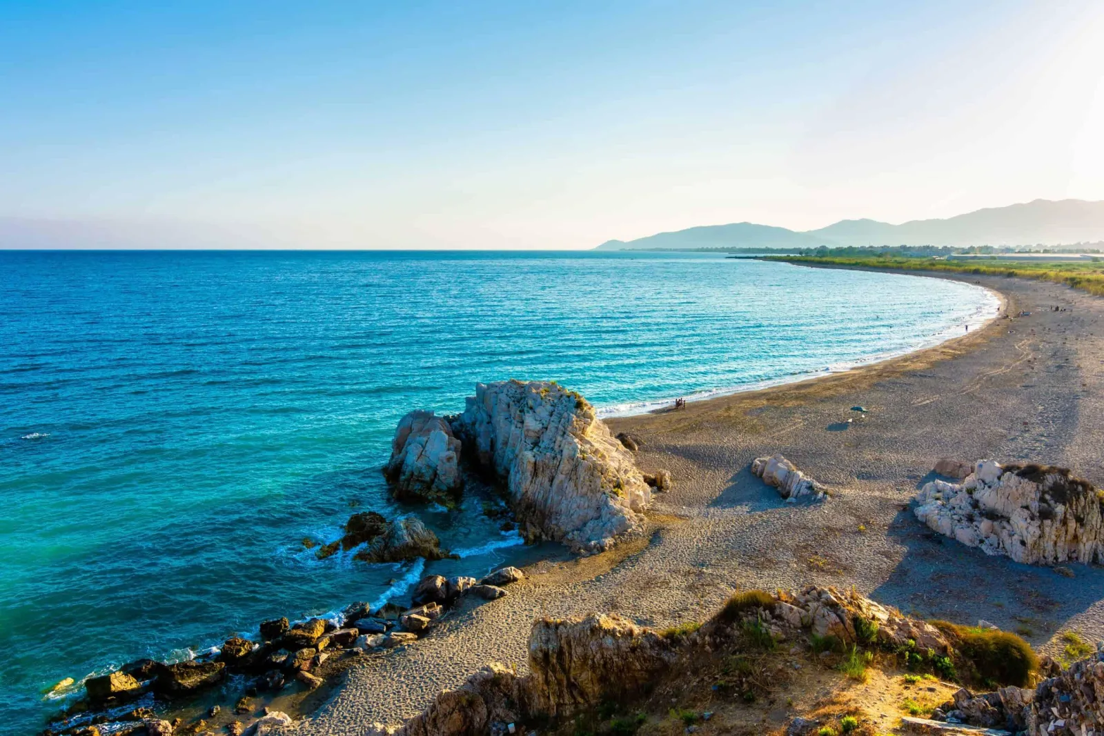 Felsige Strandbucht an der Küste von Anamur im goldenen Abendlicht