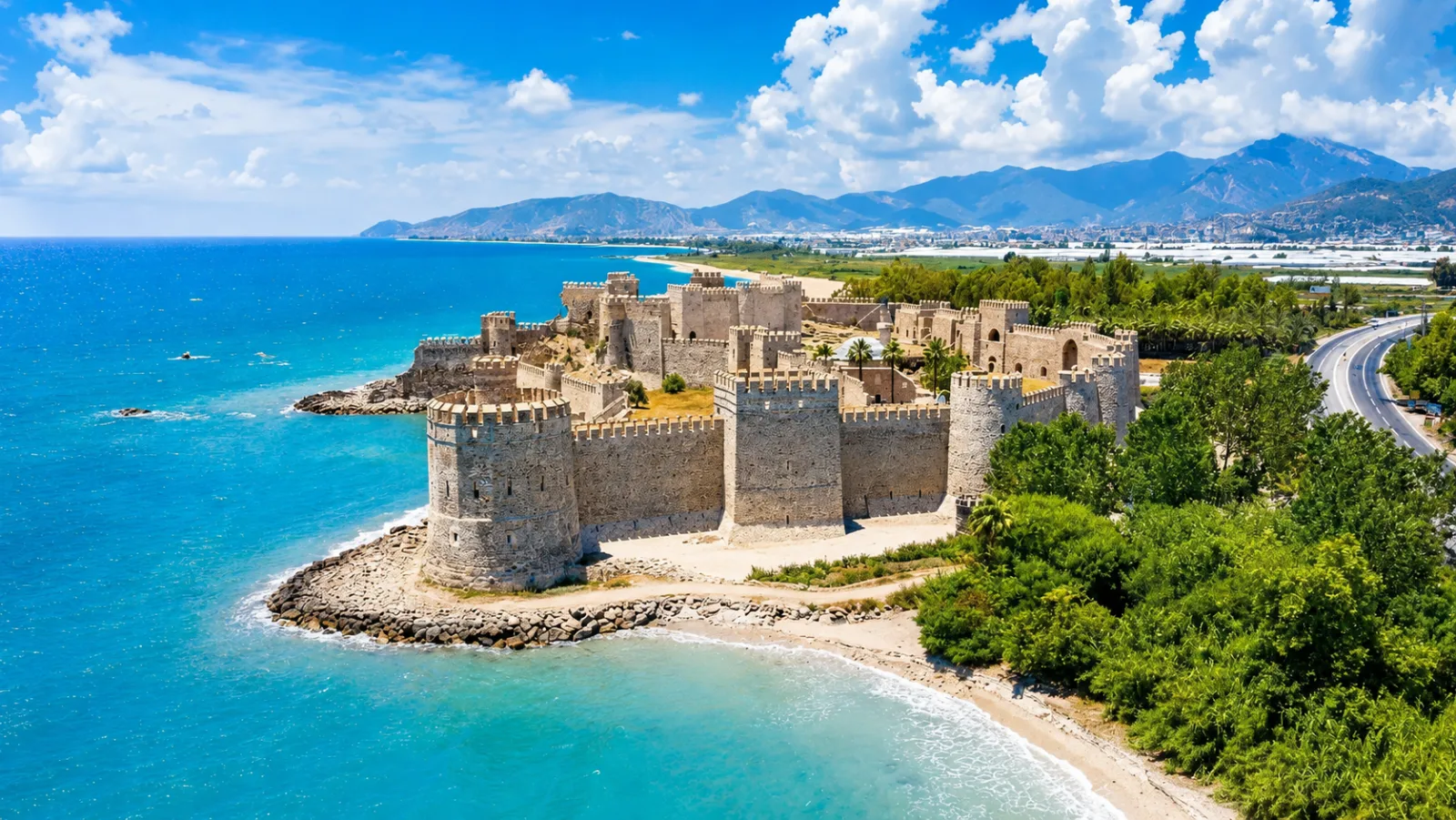 Weite Luftaufnahme der Mamure-Festung und der Küste von Anamur